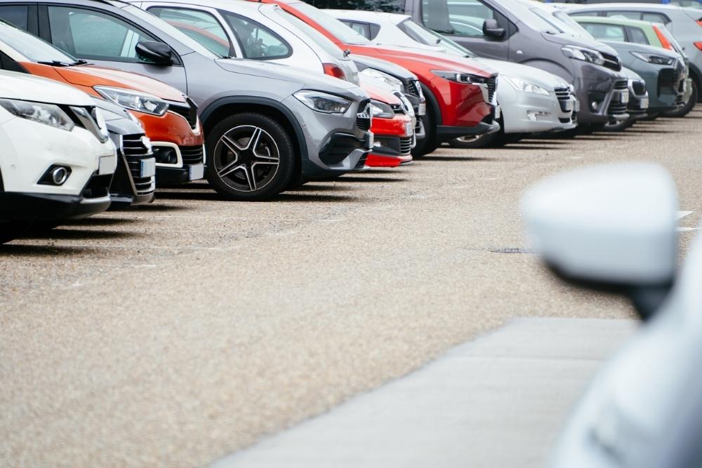 Make and Model (1000 x 667 px) Cars in a parking lot